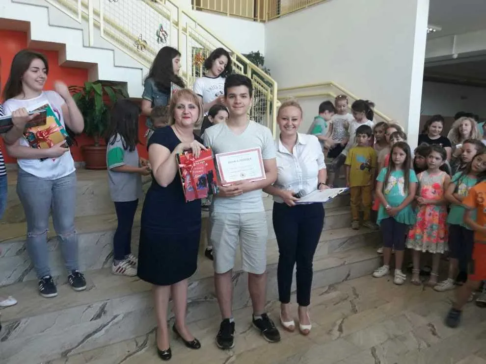 Наградување на најуспешните ученици и испраќање на полуматурантите