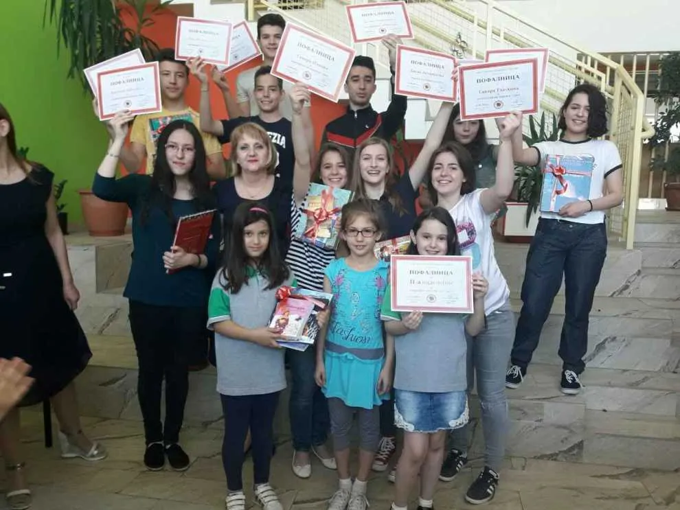 Наградување на најуспешните ученици и испраќање на полуматурантите