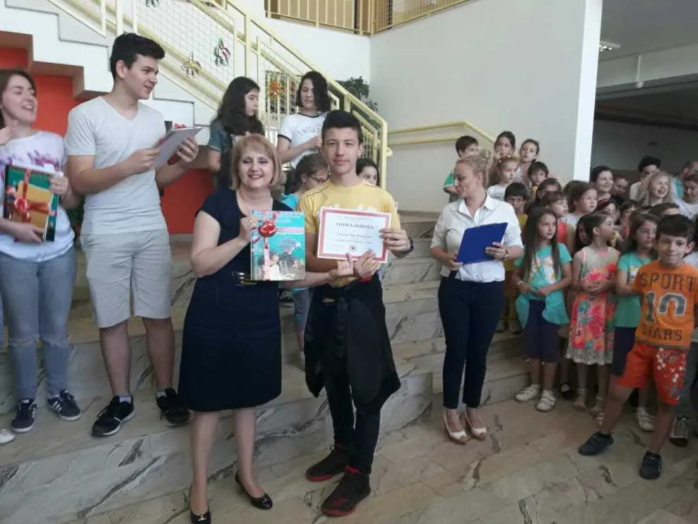 Наградување на најуспешните ученици и испраќање на полуматурантите
