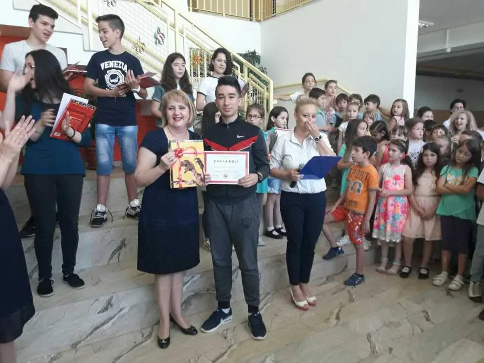 Наградување на најуспешните ученици и испраќање на полуматурантите
