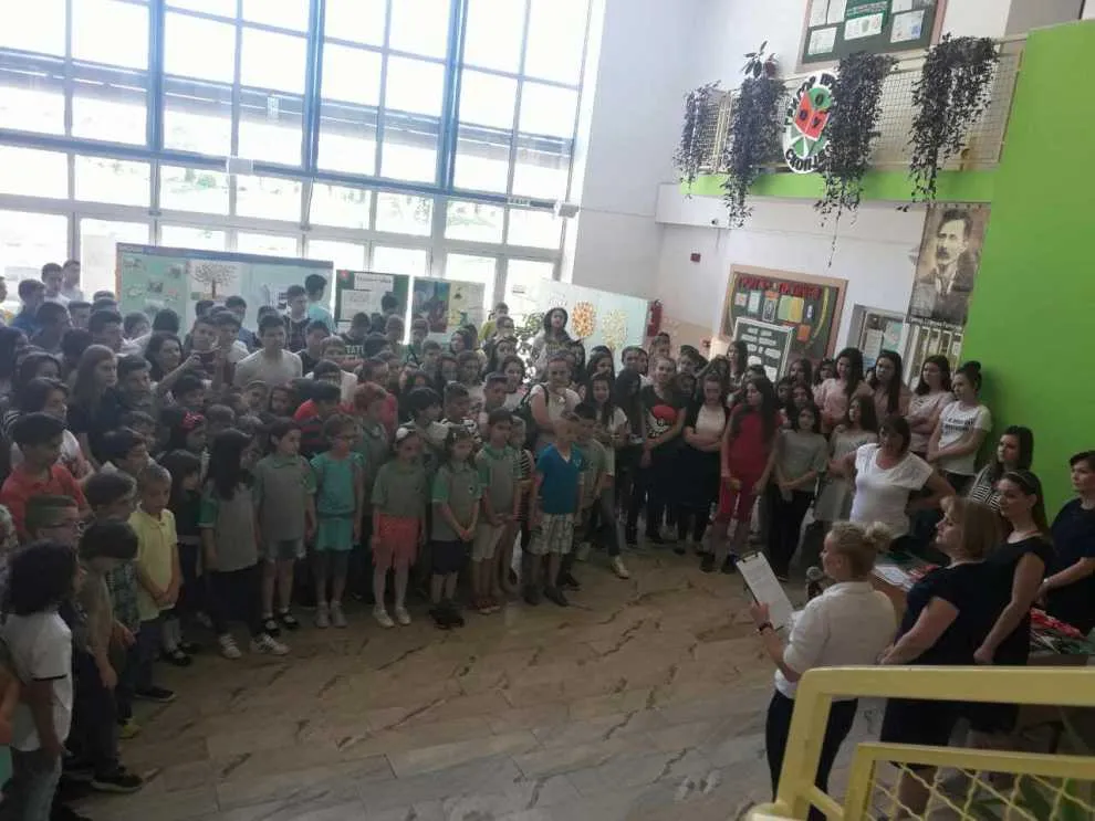 Наградување на најуспешните ученици и испраќање на полуматурантите