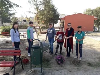 Есенско уредување на училишниот двор 30-10-2019 - слика 8
