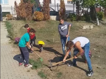 Хортикултурно уредување на училишниот двор 30-10-2019 - слика 12