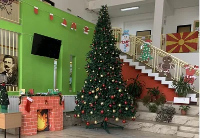 novogodishna magija vo nasheto uchilishte 2020 front