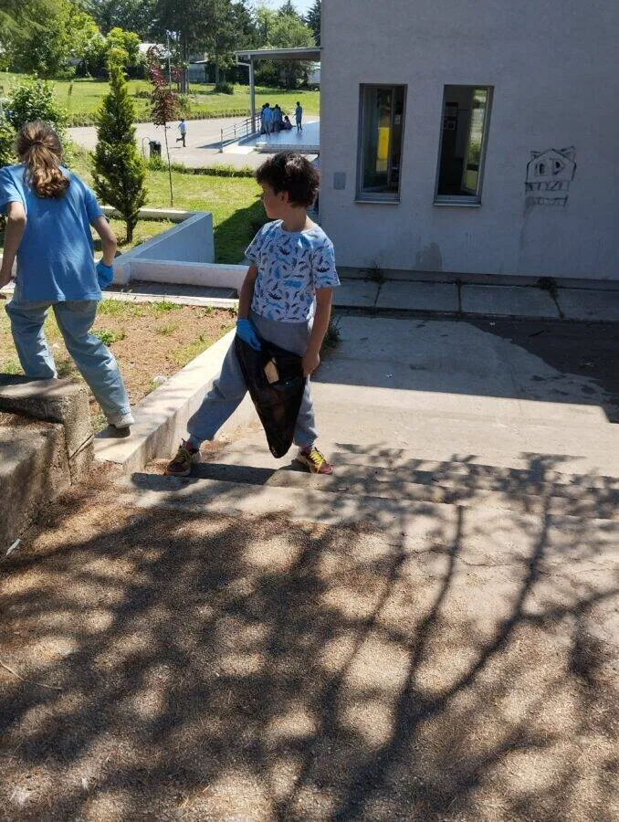 Учиме преку дело: Акција за чистење со учениците од 4б одделение