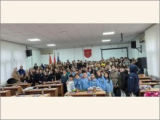 Badnikovi Povorki Radost Spodelena Preku Pesna