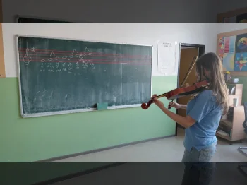 Учениците од VIII-б одделение во улога на наставници - 05.10.2026